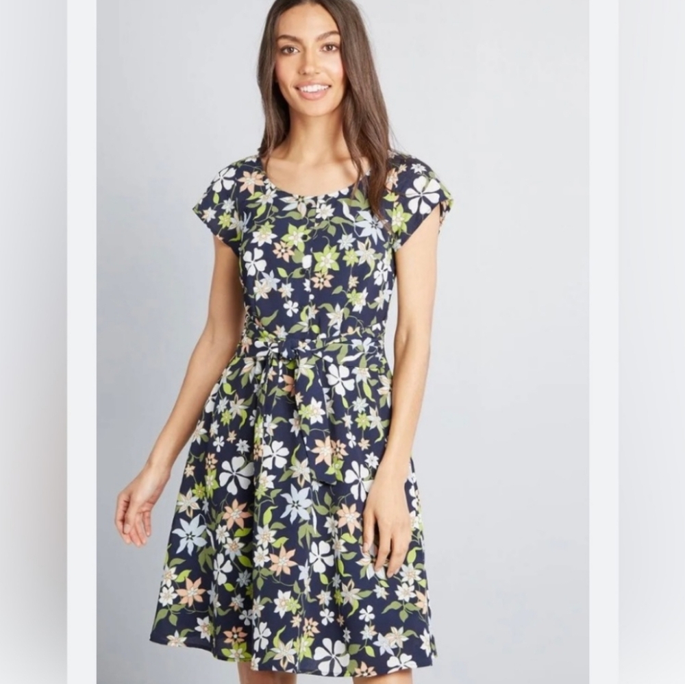 Modcloth Befits Your Brilliance Dress Navy Floral Size Small Short Sleeved